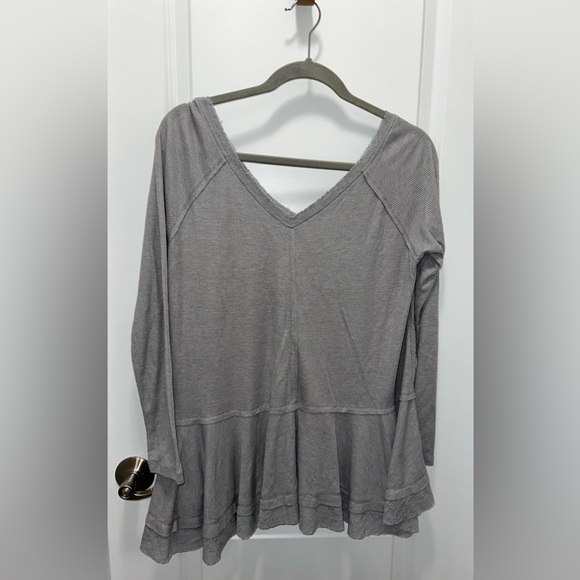 Woman’s Altar’d State Gray Ribbed Boho Chic V-Neck Top Peplum Size Medium - Picture 2 of 8